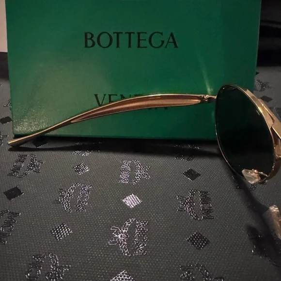 Bottega Veneta Sardine Sunglasses - Picture 2 of 8